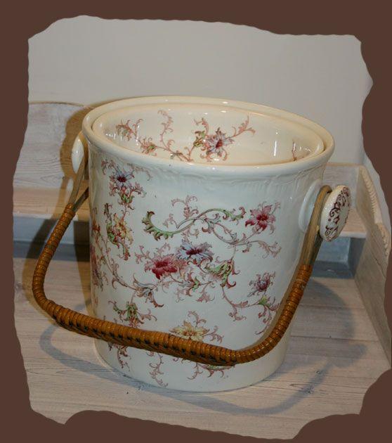 Feinsteinguttopf mit Deckel und Henkel Jugendstil