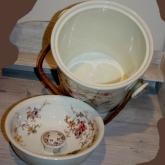 Feinsteinguttopf mit Deckel und Henkel Jugendstil