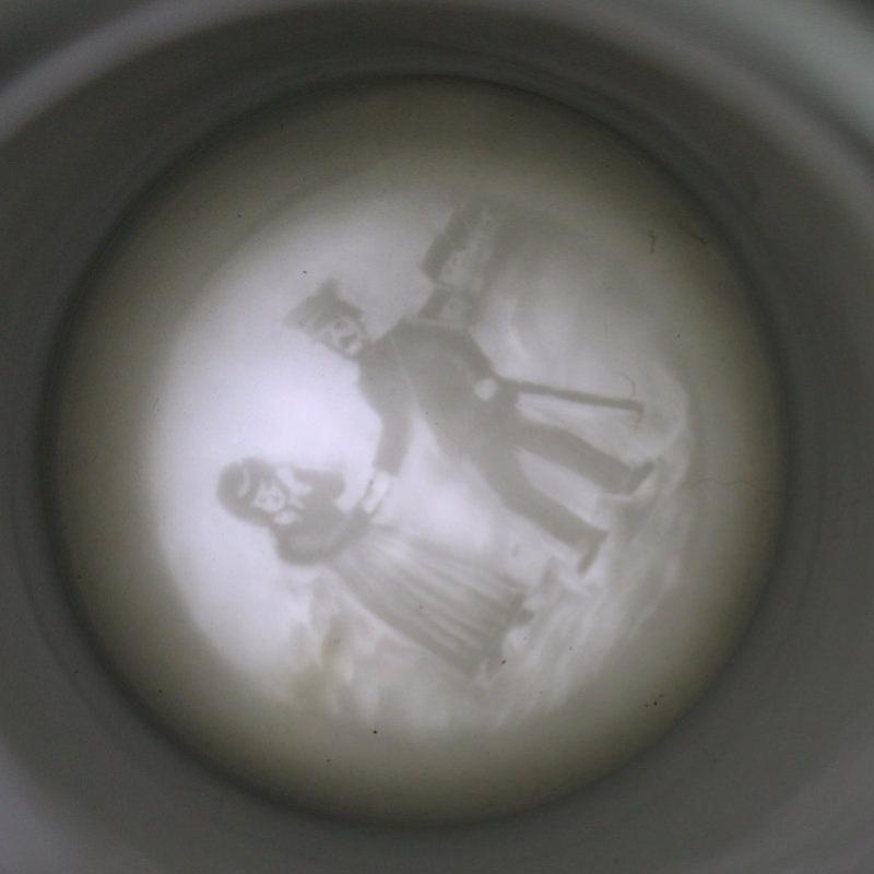 Humpen Bierkrug mit Lithografie im Stand